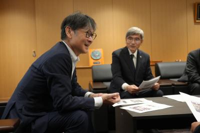 歓談する様子