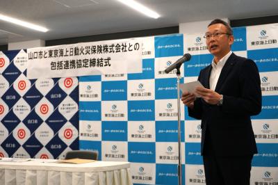 山時支店長あいさつの様子