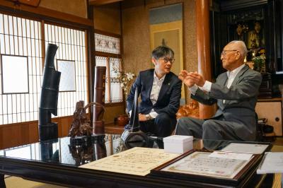 自作の竹細工を市長に紹介される様子