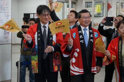 観光客をお出迎えする様子