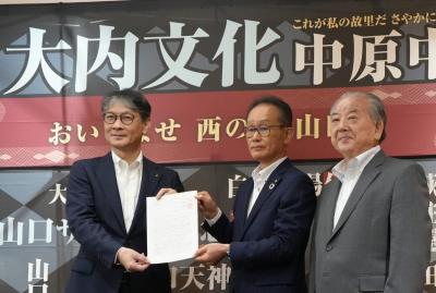 シビックプライド協議会からの要望書提出（記念撮影）