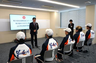 激励の言葉を述べる市長