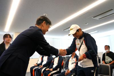 選手一人一人と握手される様子