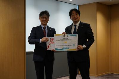 寄付の贈呈の様子