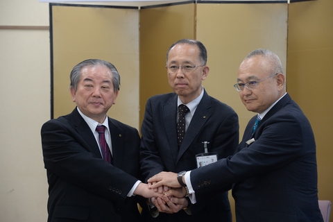 左から市長、阿野県商工労働部長、廣谷社長