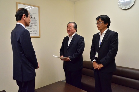 山口井筒屋入江社長(左)、渡辺市長(中央)、山口公共職業安定所清水所長(右)