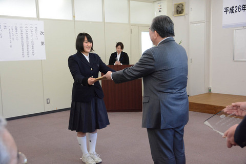 賞を受け取る大村のの子さん