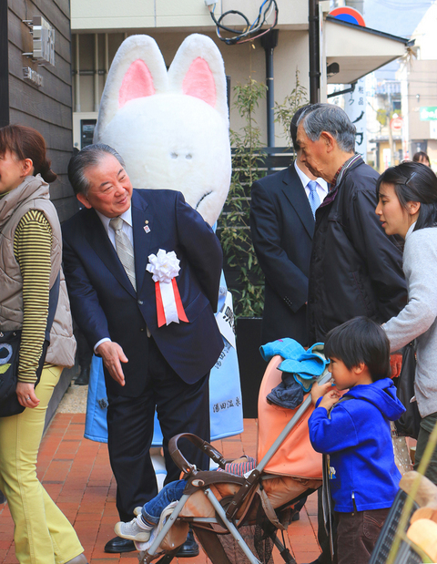 来場者を迎える市長