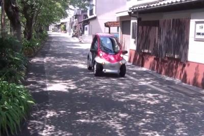 一の坂川沿いを走るEV車