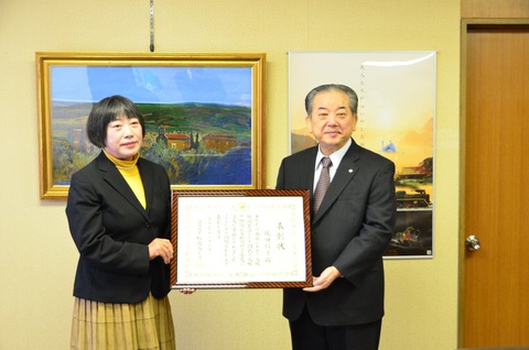 受賞を報告する灰田さん(左)と市長
