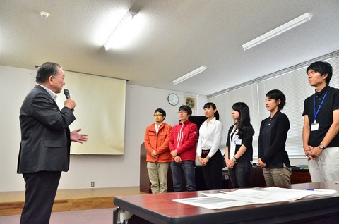 市長(左)から激励を受ける隊員