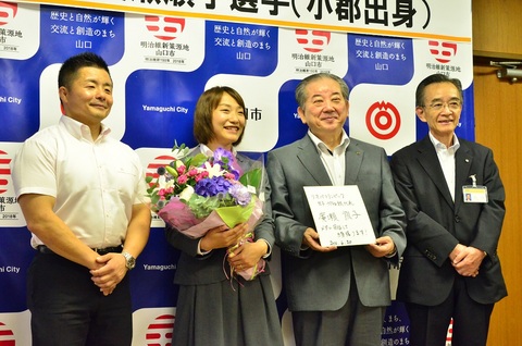 左から、吉富さん、廣瀬選手、渡辺市長、岩城教育長