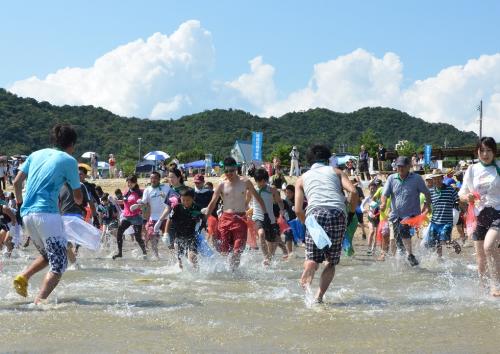 スタートと同時に一斉に海に向かう参加者