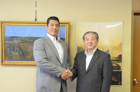 握手を交わす立田川親方と市長