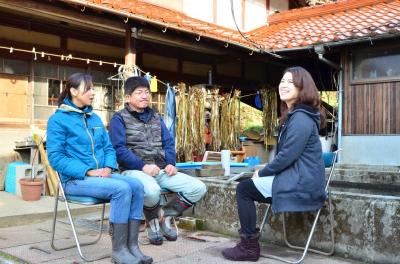 徳地和紙の継承をしている千々松さん（中央）、と船瀬さん（左）