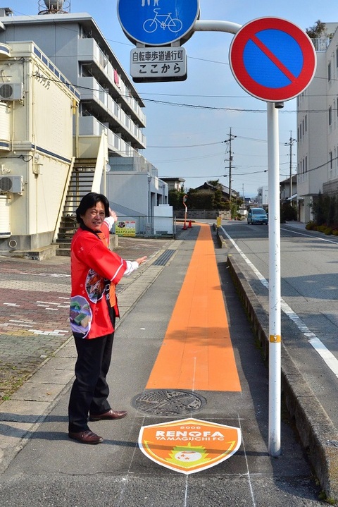 駅構内を出ると、維新公園への道しるべとなるオレンジロードが現れる