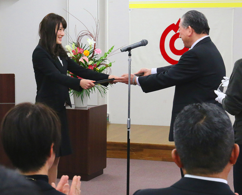 賞を受け取る大田理裟さん