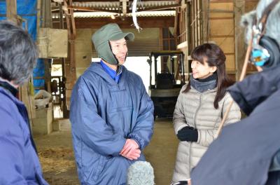 阿東牛を使った地域活性化に取り組む竹内さん（左）へのインタビューの様子