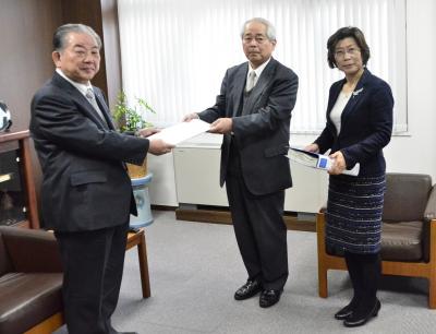 市長へ答申書を提出する古賀会長と岩野副会長