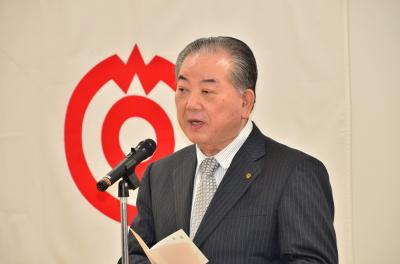 受賞者に祝辞を述べる市長