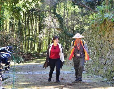 萩往還の六軒茶屋前で説明を受けている様子