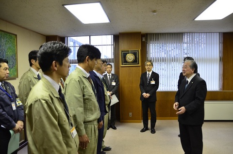 派遣職員を激励する市長