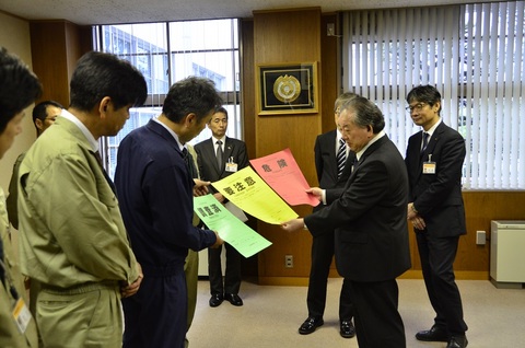 職員から活動内容の説明を受ける市長