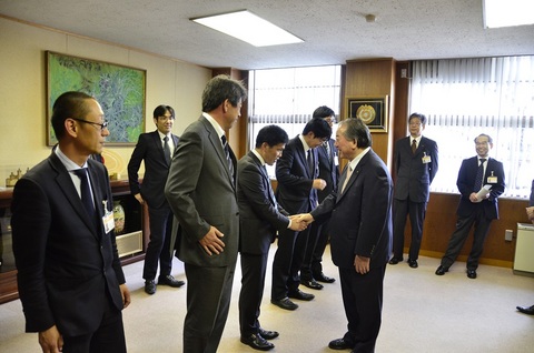 派遣職員を激励する市長