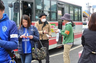 陸上競技場前のバス停ではスマート・ムーブを促すプレゼント抽選券付きチラシを配った