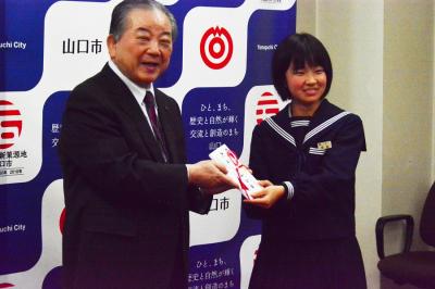 激励の言葉と賞賜金を贈る市長と山口市立大殿中学校2年生の南部さんの写真