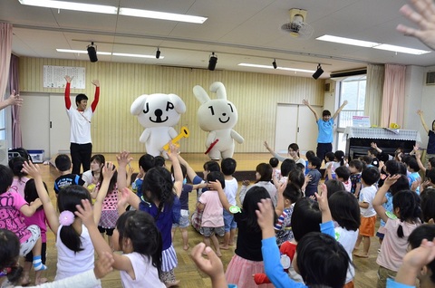 「マイナちゃん」「マイキーくん」と一緒にダンスをする園児