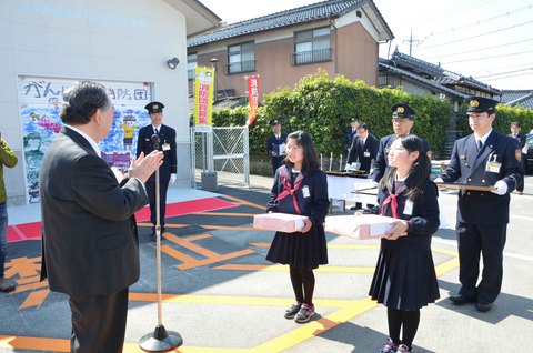 表彰式の様子(左から今野さん、有本さん)