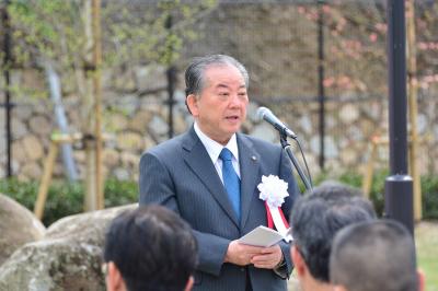 あいさつを述べる渡辺市長