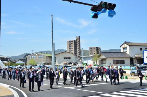 供用開始前の道路を歩く参加者