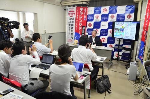 会見をする市長