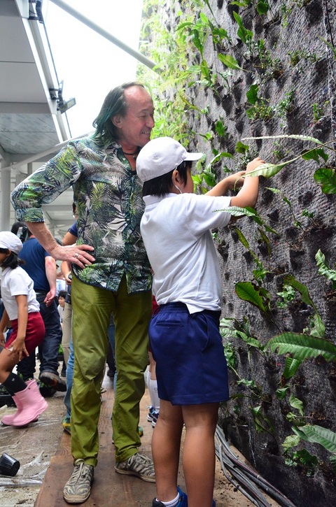 フェルトに丁寧に植物を受け付ける児童