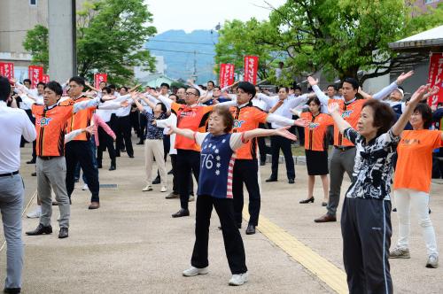 市民会館前庭で行ったラジオ体操の様子