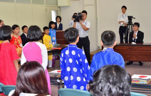 副市長に日本語の歌を発表する子ども達