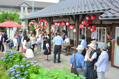 七夕飾りなどで色鮮やかなJR宮野駅の様子