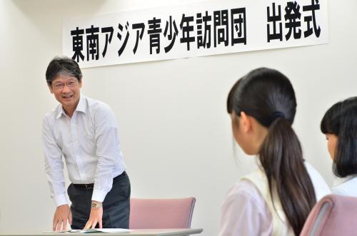 訪問団に激励の言葉をかける伊藤副市長