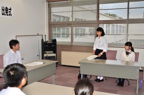 伊藤副市長に決意を述べる安田さん（右から2番目）