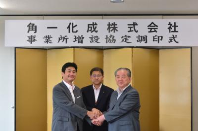 左から小島社長、伊藤県企業立地統括監、市長