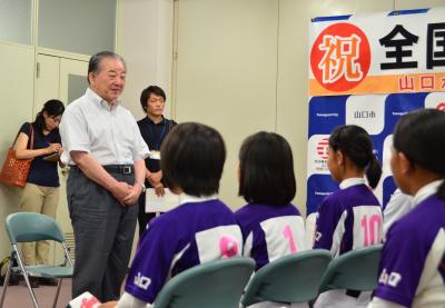 激励の言葉を贈る市長