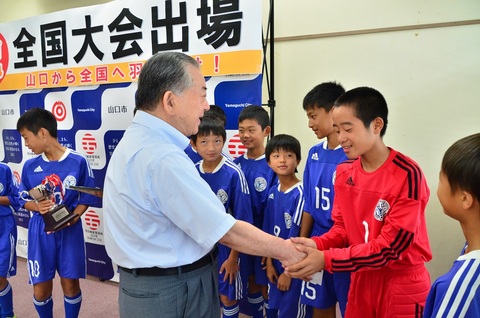 市長と握手する選手たち