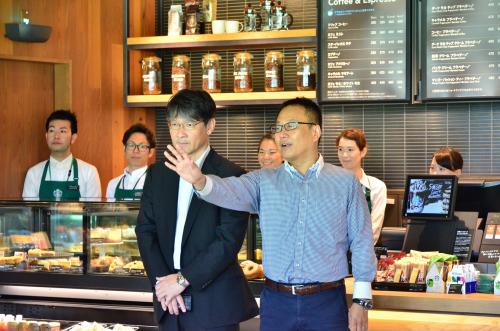 中島本部長から店舗と芝生広場との調和について説明を受けている伊藤副市長