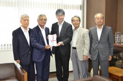義援金を渡す岡本吉敷自治会長（左から２番目）と、副市長（中央）の写真
