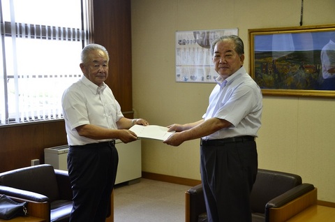 山根会長から答申書を受け取る市長