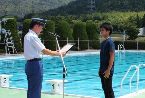 感謝状の贈呈を受ける上地亮平さん