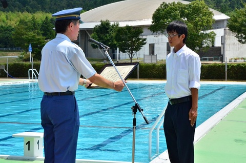 感謝状の贈呈を受ける三輪征輝さん