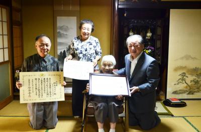 今年度100歳を迎えられる杉山さんらの写真